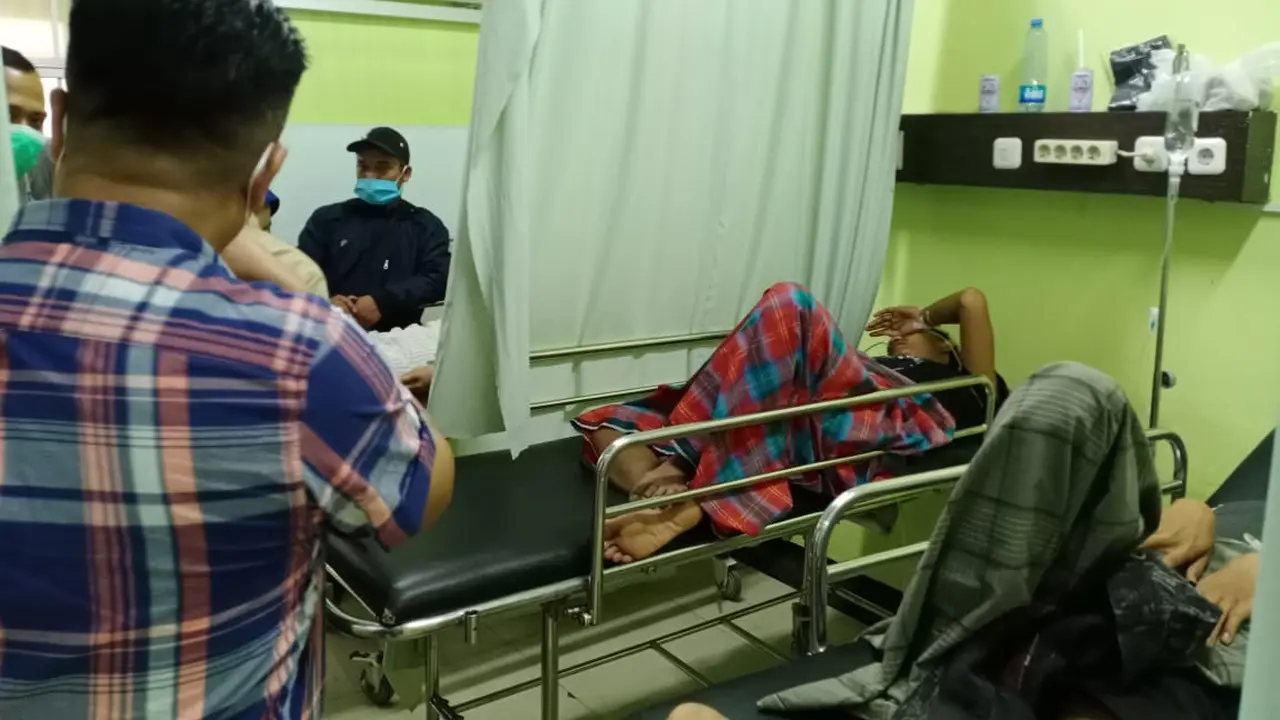 Beberapa korban racikan pesta minuman keras (Miras) di Kampung Cibangun Desa Tenjonagara, Kecamatan Cigalontang, Kabupaten Tasikmalaya, Jawa Barat masih menjalani perawatan intensif.