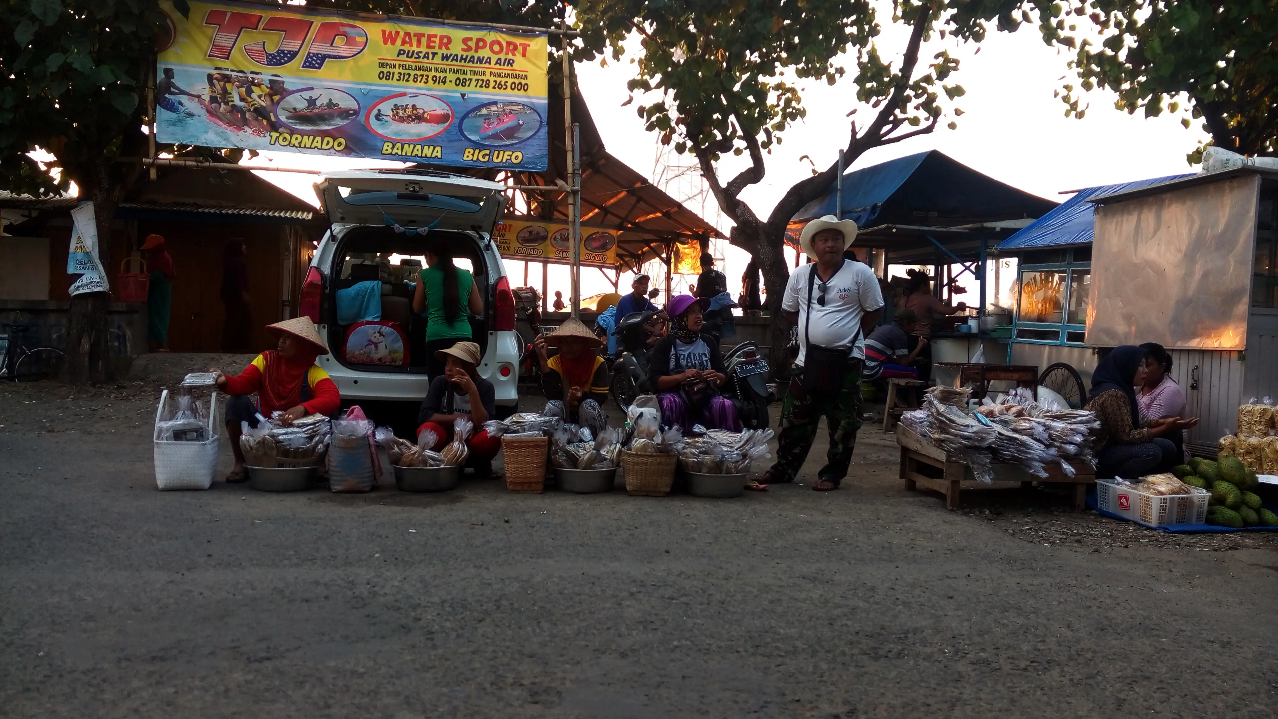 Pesona pagi di kawasan Pantai Timur Pangandaran, Jawa Barat. (Liputan6.com/Huyogo Simbolon)