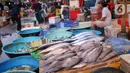 Suasana pasar ikan di Kamal Muara, Jakarta, Jumat (15/4/2022). Menteri Kelautan dan Perikanan Sakti Wahyu Trenggono memastikan pasokan ikan untuk kebutuhan selama Ramadhan 1443 Hijriah dan Hari Raya Idul Fitri aman. (Liputan6.com/Angga Yuniar)