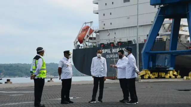 Presiden RI Joko Widodo bersama Menteri Perhubungan Budi Karya Sumadi meninjau Pelabuhan Yos Sudarso di Ambon, Maluku, Kamis (25/3/2021). (Dok Kemenhub)