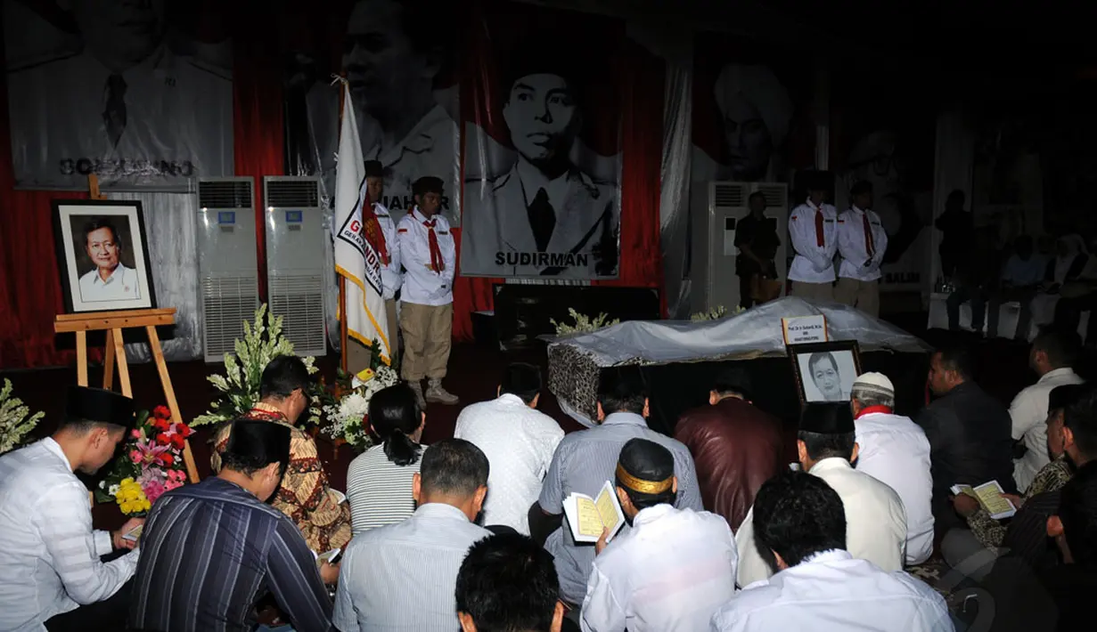 Sejumlah kerabat dan anggota Partai Gerindra membacakan ayat suci Al-Qur'an saat persemayaman jenazah Suhardi di kantor DPP Partai Gerindra, (29/8/2014). (Liputan6.com/Helmi Fithriansyah)