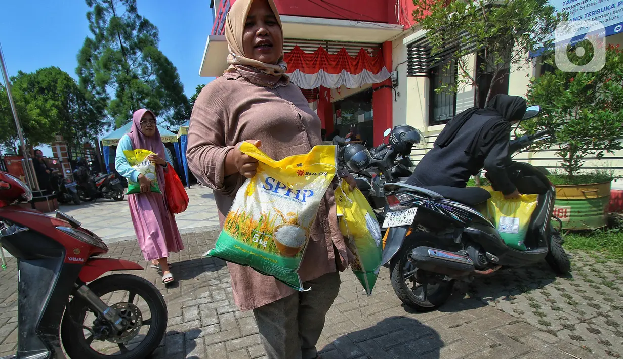 Selain itu, pemerintah juga mempercepat  penyaluran Bantuan Pangan Beras sebesar 10 kg kepada 21,3 juta Keluarga Penerima Manfaat  (KPM) yang semula dijadwalkan berlangsung Oktober menjadi September. (Liputan6.com/Angga Yuniar)