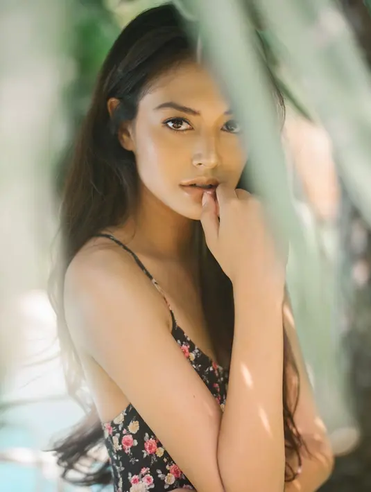 Bagi aktris cantik yang satu ini, terpenting adalah produk makeup tersebut cocok untuk kulit setiap perempuan yang memakainya. Bukan dilihat dari harga yang mahal atau murah. (Instagram/aurelie)