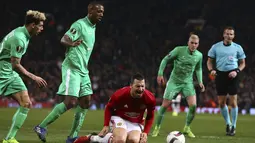 Zlatan Ibrahimovic kesakitan saat dilanggar pemain St.Etienne pada leg pertama babak 32 besar Liga Europa Old Trafford stadium, Manchester, (16/2/2017).  (AP/Dave Thompson)