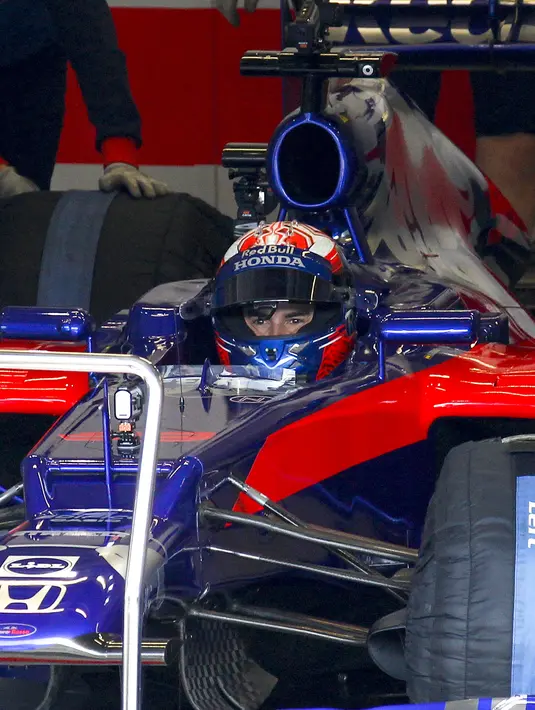 Pembalap MotoGP asal Spanyol Marc Marquez bersiap membawa mobil balap Formula 1 selama uji coba di Spielberg, Austria (5/6). Mobil Formula 1 yang dibawa Marquez merupakan milik tim Scuderia Toro Rosso. (AFP Photo/Apa/Erwin Scheriau)