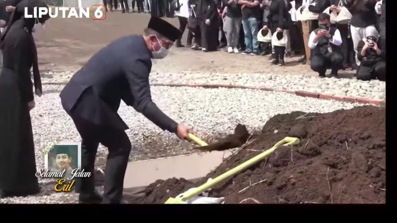 Ridwan Kamil Awali Prosesi Penguburan Tanah Makam Eril Secara Simbolis