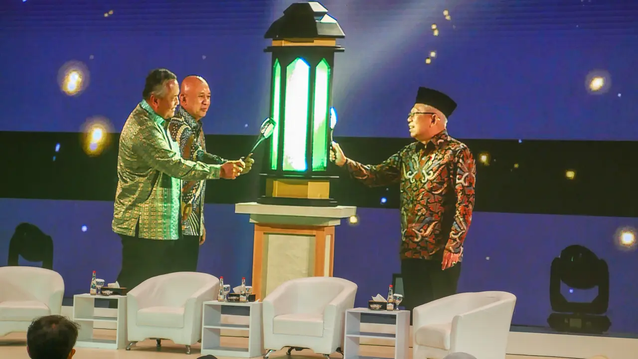 Wakil Presiden Ma’ruf Amin, Menteri Koperasi dan UKM Teten Masduki dan Gubernur Bank Indonesia Perry Wajiyo dalam pembukaan Indonesia Sharia Economic Festival (ISEF) ke-10 di JCC Jakarta. (Dok ISEF)