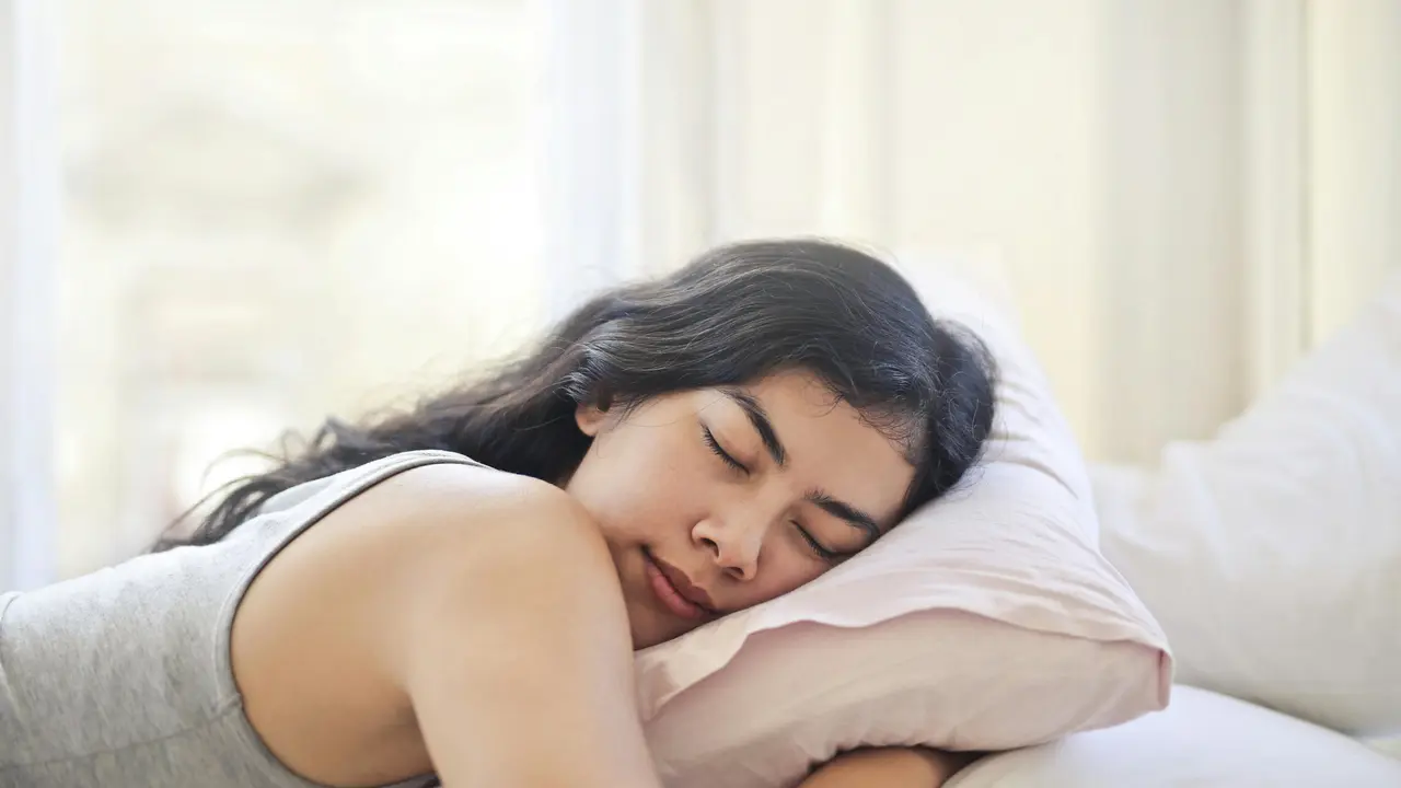 Wanita sedang tidur