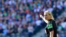 Wasit wanita, Bibiana Steinhaus saat membikan keputusan pada laga Bundesliga antara Hertha Berlin dan Werder Bremen di Berlin, Jerman (10/9/2017). Laga tersebut merupakan debut Bibiana Steinhaus. (AFP/Tobias Schwarz)