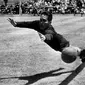 Maulwi Saelan saat beraksi bersama Timnas Indonesia di Olimpiade 1956 Melbourne, Australia. (Bola.com/Dok. Pribadi)