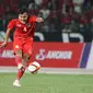 Bek Timnas Indonesia U-22, Komang Teguh Trisnanda melepaskan tendangan ke gawang Thailand pada laga final cabor sepak bola SEA Games 2023 di National Olympic Stadium, Phnom Penh, Kamboja, Selasa (16/5/2023). (Bola.com/Abdul Aziz)