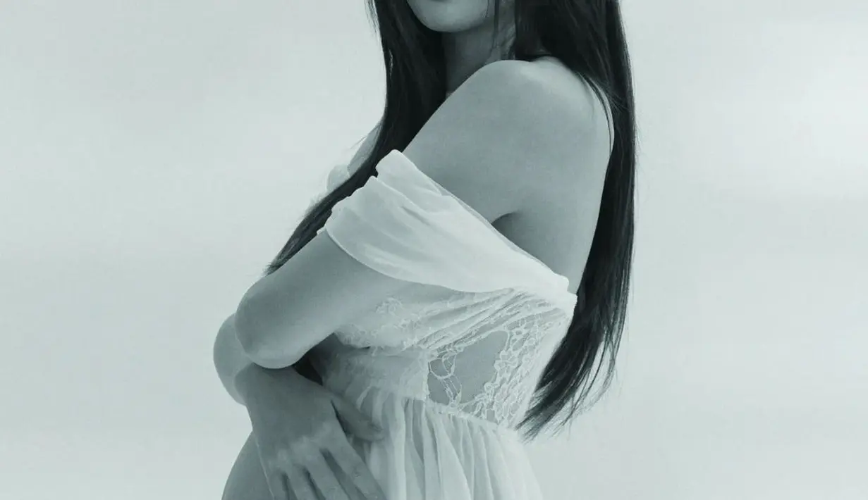 Baru-baru ini, Kang Sora mengunggah sebuah foto pamer baby bump. Foto ini sontak menjadi viral, karena Kang Sora mengumumkan kehamilan anak keduanya yang tak pernah diperlihatkannya sebelumnya. [Foto: Instagram/reveramess_]