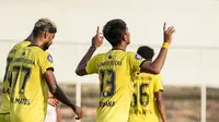 Ekspresi Bayu Pradana usai mencetak gol pembuka kemenangan Barito Putera atas Persita 2-0 di pekan ke-33 BRI Liga 1 2021-2022. (Bola.com/Gatot Susetyo)