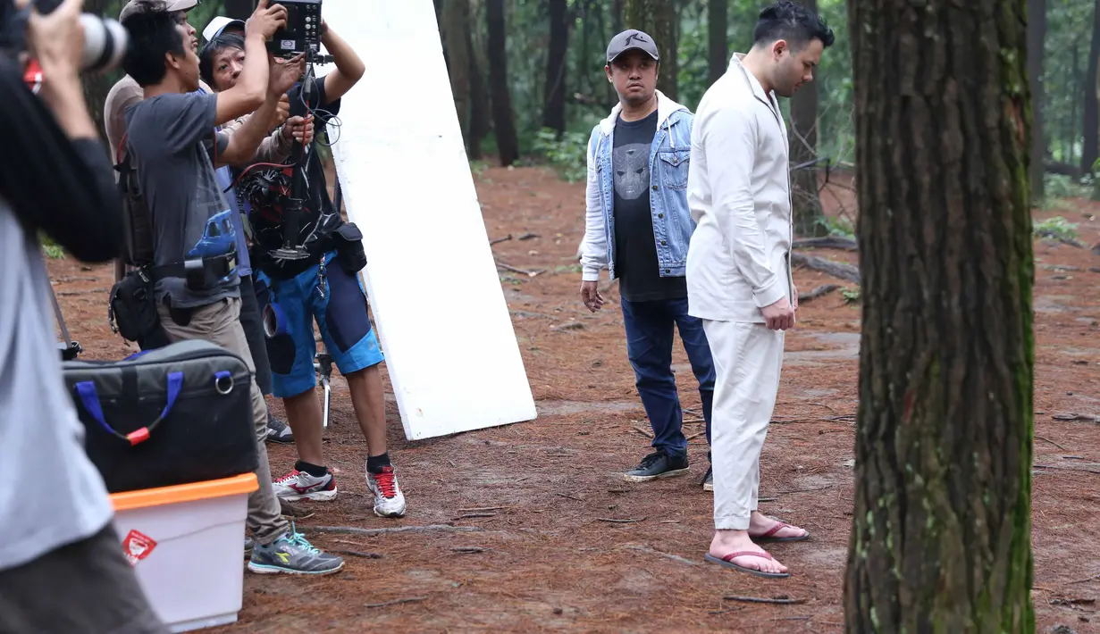 "Video klip Bulan Terbelah di Langit Amerika juga mas Rizal yang menyutradarai dan hasilnya saya puas banget dan senang banget. Untuk yang sekarang saya juga tidak ragu karena konsepnya juga keren," ucapnya. (Nurwahyunan/Bintang.com)