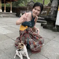 Berlibur ke Bali, nampak Felicia mengenakan kain batik dari atasan model high neck serta kain lilit nya. Wajahnya pun tampil natural. (@feliciatissue)