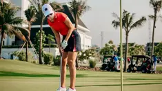 Luna Maya saat berusaha memasukan bola golf ke dalam lubang. Dalam foto yang diunggahnya tersebut, Luna tampak mengenakan pakaian berwarna merah dengan kaca mata hitam serta sepatu, topi dan sarung tangan berwarna putih . (Instagram/lunamaya)