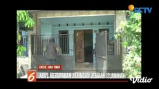 Densus 88 Antiteror tangkap terduga teroris jaringan Jemaah Islamiyah (JI) di Gresik, Jawa Timur.