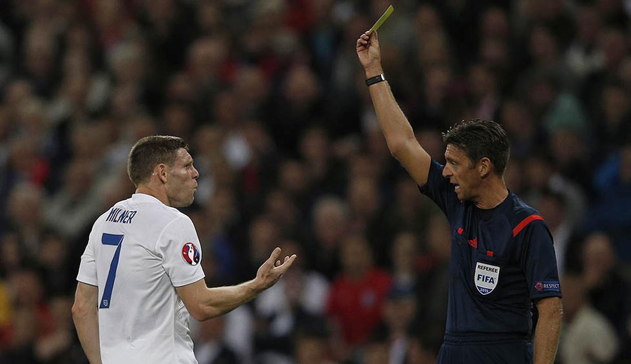 Gelandang - James Milner, merupakan pemain tertua untuk posisi gelandang di timnas Inggris. Pengalaman serta kesabarannya menjadi modal penting untuk mengisi peran mengatur alur serangan dari belakang ke depan. (AFP/Adrian Dennis)