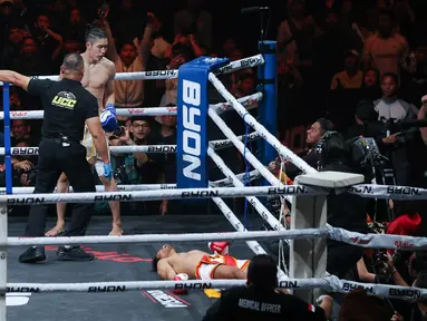 Petarung Indonesia, Serieal Effendy, terkapar setelah mendapatkan tendangan keras dari petarung Malaysia, Ammarul Shafiq, pada pertandingan Byon Combat Showbiz Vol. 6 di Tennis Indoor Senayan, Jakarta, Sabtu (22/10/2025). (Bola.com/M Iqbal Ichsan)