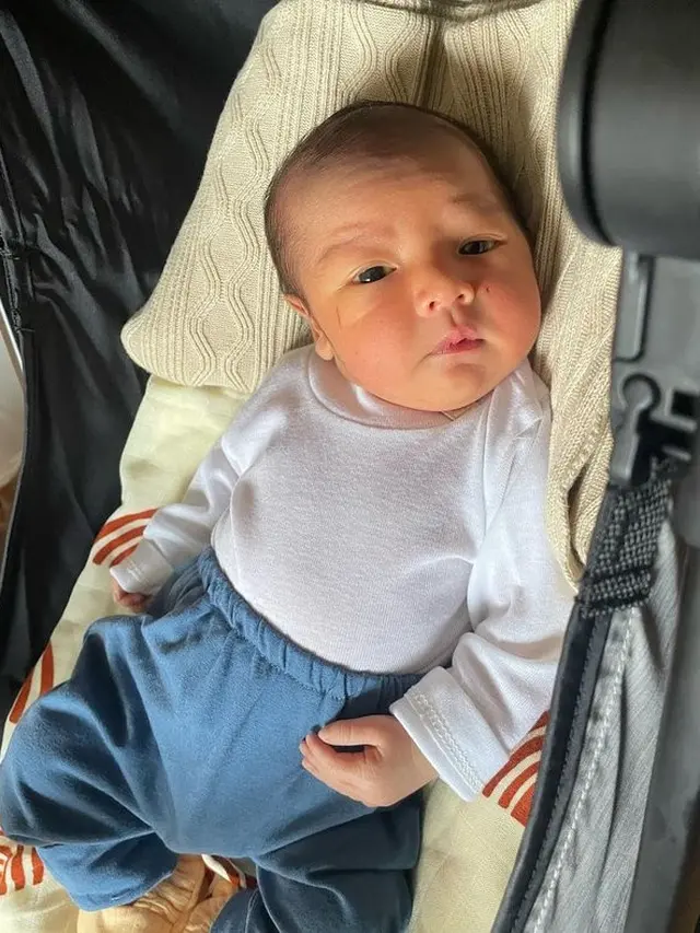 7 Potret Indah Permatasari dan Arie Kriting Perdana Ungkap Wajah Sang Anak