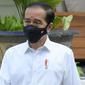 Presiden Joko Widodo (Jokowi) menegaskan kesiapannya menjadi orang pertama yang memeroleh vaksin COVID-19 saat menyerahkan Bantuan Modal Kerja di halaman tengah Istana Merdeka, Jakarta, Rabu (6/1/2021). (Biro Pers Sekretariat Presiden/Kris)