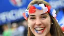 Prancis dikenal sebagai gudangnya wanita cantik, tak terkecuali suporter yang hadir dalam laga pembuka di Stade de France, Saint-Denis, (10/6/2016) ini. (AFP/Franck Fife)