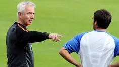 Pelatih Timnas Belanda Bert Van Marwijk (kiri) dan kapten tim Giovanni Van Brockhorst di sesi latihan timnas yang berlangsung di Seefeld, Austria, 23 Mei 2010, jelang PD 2010. AFP PHOTO / SAMUEL KUBANI 