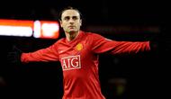 8. Dimitar Berbatov (Manchester United) - Striker berdarah Bulgaria ini hampir saja berseragam Manchester City. Namun karena dijemput langsung Sir Alex Fergusen di bandara membuatnya tak mampu menolak pinangan Setan Merah. (AFP/Andrew Yates)