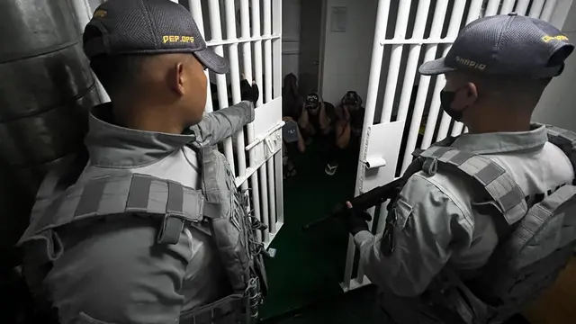 Bakamla mengamankan 17 anak buah kapal ikan asal Vietnam, Chuc Yhanh 7 di ruang tahanan KN Pulau Nipah-321