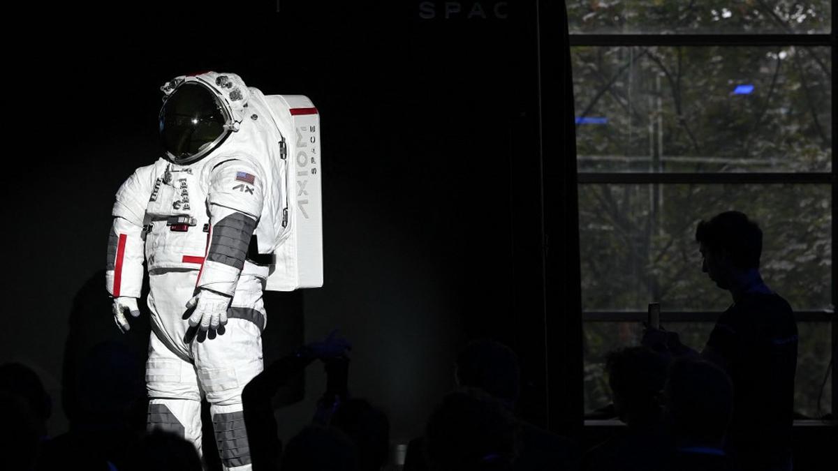 Prada Rilis Dalaman Baju Astronot NASA, Targetkan Orang-oran