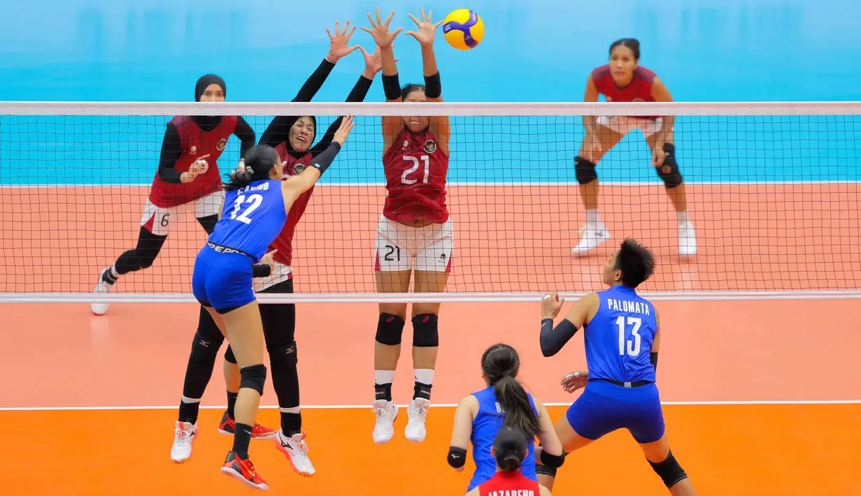 Sejak set pertama, kedua tim langsung tampil agresif. Tim voli putri Indonesia dan Filipina terlibat aksi saling jual beli serangan. Tampak dalam foto, Timnas voli putri Indonesia saat bertanding melawan Filipina pada laga final SEA Games 2025 di Indoor Stadium Huamark, Bangkok, Thailand, Senin (15/12/2025). (Bola.com/Bagaskara Lazuardi)