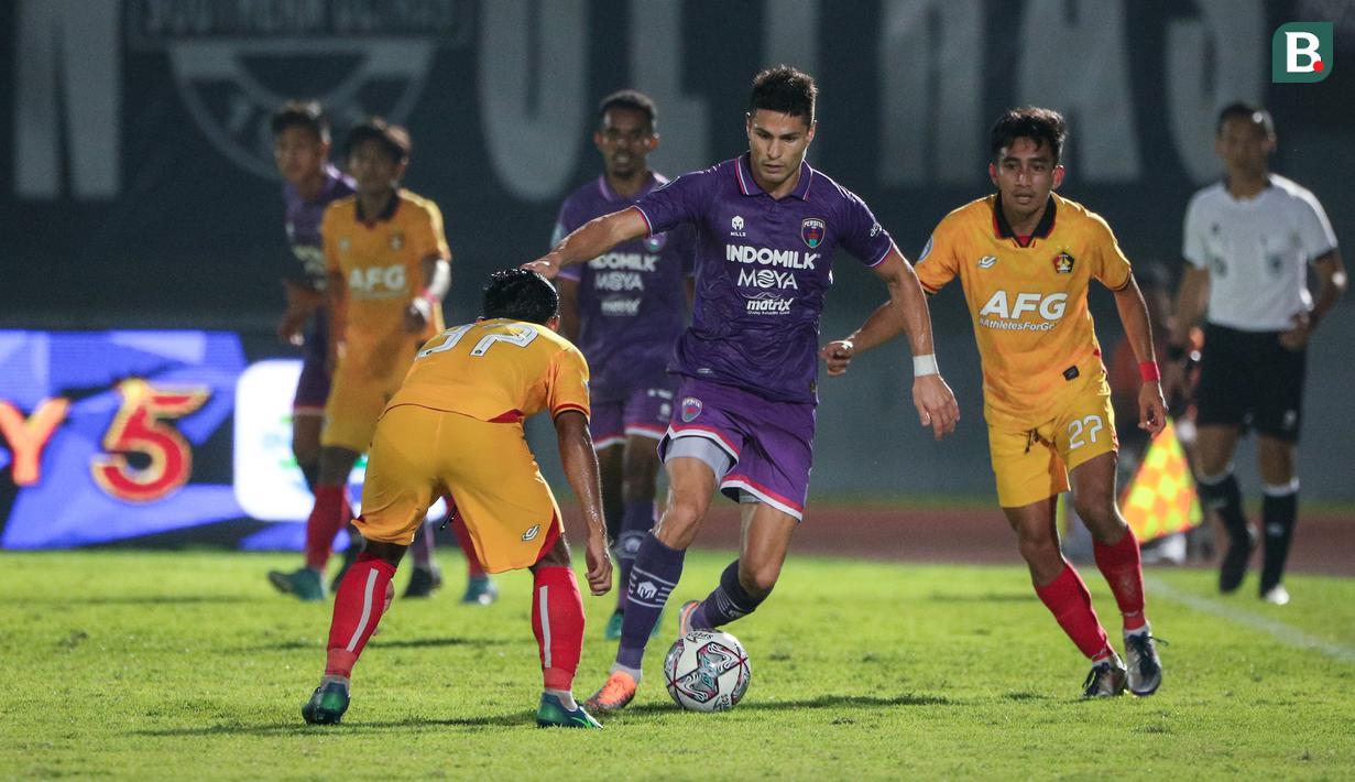 <p>Pemain Persita Tangerang, Ramiro Ezequiel Fergonzi (tengah) berusaha melewati sejumlah pemain Persik Kediri saat laga pekan pertama BRI Liga 1 2022/2023 antara Persita Tangerang melawan Persik Kediri di Indomilk Arena, Tangerang, Senin (25/07/2022). (Bola.com/Bagaskara Lazuardi)</p>