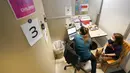Courtney Martin (kiri) seorang perawat di University of Washington Medical Center bersiap untuk memberikan suntikan pertama vaksin COVID-19 Pfizer kepada Ani Hahn (7) di Seattle, Amerika Serikat, 9 November 2021. AS gelar vaksinasi COVID-19 untuk anak-anak berusia 5-11 tahun.(AP Photo/Ted S. Warren)