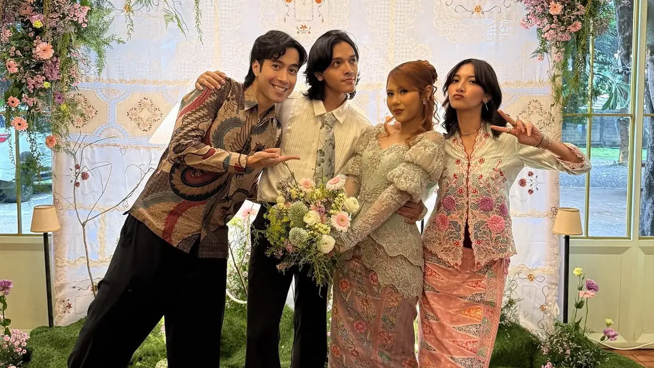 Sheila Dara Kenakan Kebaya Bordiran Bunga saat Tunangan sang Adik