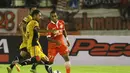 Pandi Lestaluhu (kanan) pemain sayap Persija ini juga berasal dari Tulehu, bermain ngotot salah satu ciri khasnya. (Bola.com/Nicklas Hanoatubun)
