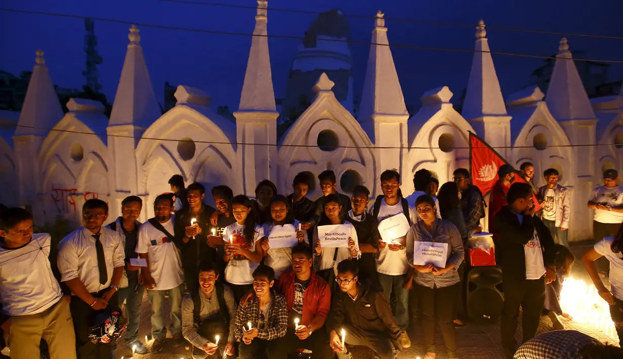 Sejumlah orang ikut dalam upacara untuk menghormati para korban gempa Nepal di Kathmandu, Nepal, (7/5/2015). Gempa berkekuatan 7,8 yang meluluhlantakkan Nepal pada 25 April 2015 lalu. (REUTERS/Navesh Chitrakar)