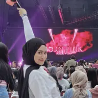 Nathalie Holscher tampil mengenakan baju putih oversizer dipadukan kerudung pashmina hitamnya.  (@nathalieholscher)