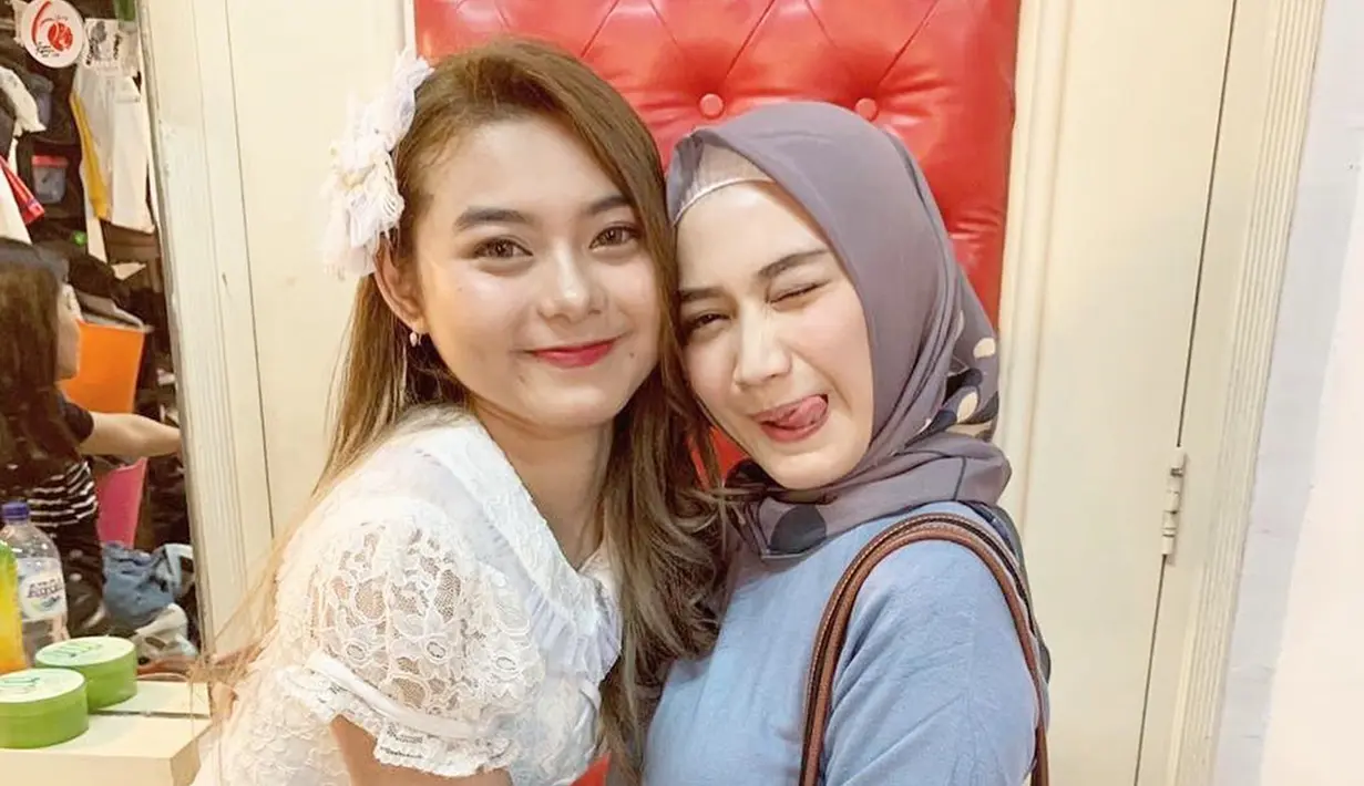 Cesen, eks member JKT48 generasi 3. Sebagai eks member, tentu Cesen sangat dekat dengan para eks member lainnya. Seperti saat abadikan momen berfoto dengan Melody Laksani.(Liputan6.com/IG/ceseniy)