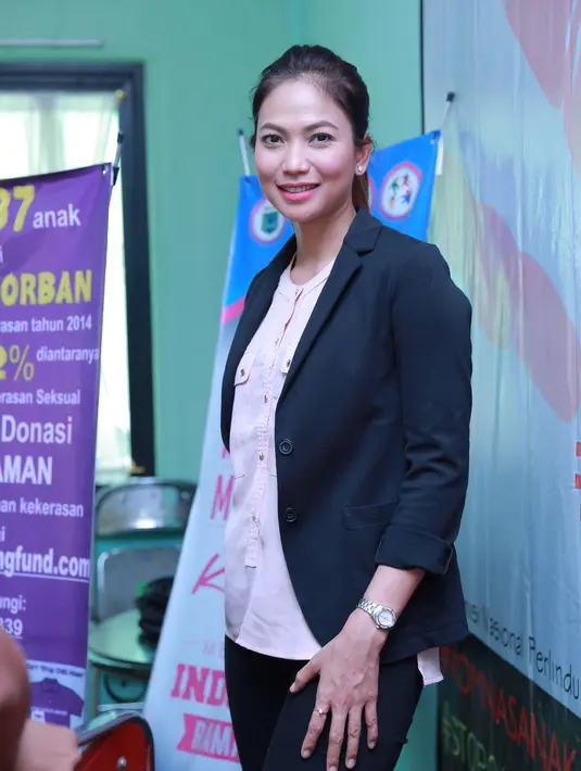 Sebagai pemeran Hamidah, ibu kandung Angeline, bocah 8 tahun yang tewas mengenaskan, Kinaryosih dan tim produksi ke kantor Komnas Anak, Pasar Rebo, Jakarta Timur, Rabu (20/1).(Galih W Satria/Bintang.com)