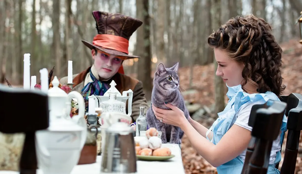 Petualang Alice in Wonderland bisa menjadi konsep unik untuk menggelar sebuah pernikahan. Sepasang sejoli ini mendesain semirip mungkin pesta pernikahan mereka seperti suasana pada film Alice in Wonderland. (www.head-case.com)