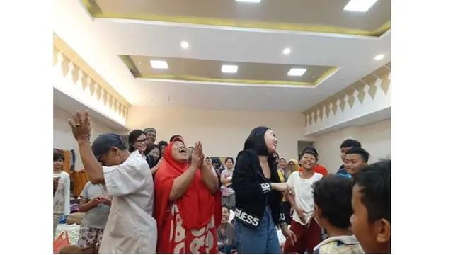 Tawa bahagia tampak jelas di wajah para korban banjir saat dihibur Wika Salim.