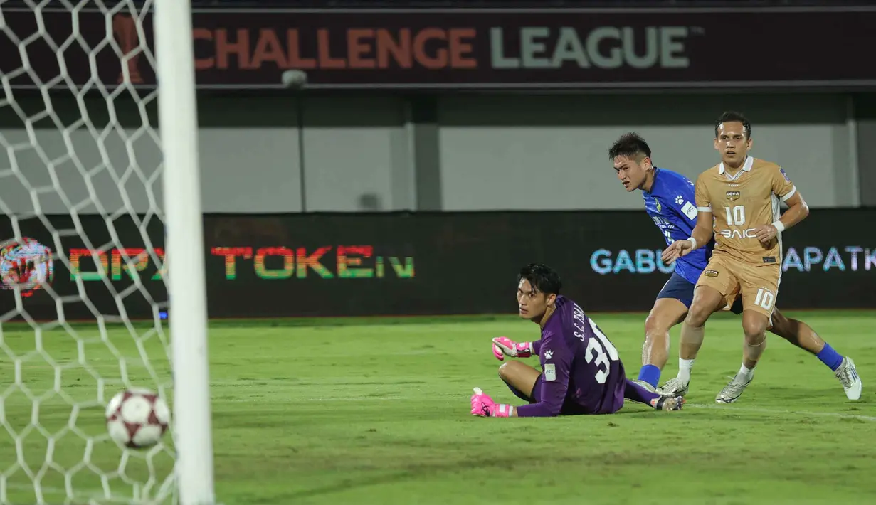 Pemain Dewa United, Egy Maulana Vikri (kanan) saat melesakkan bola ke gawang Tainan City FC pada matchday kedua Grup E AFC Challange League 2025-2026 di Stadion Indomilk Arena, Tangerang, Banten, Rabu (29/10/2025) malam WIB. Pada menit ke-38, Egy Maulana berhasil mencatatkan nama di papan skor. Gol Egy tercipta lewat umpan matang Messidoro.  (Bola.com/M Iqbal Ichsan)