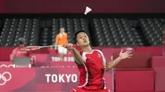 Pebulu tangkis Indonesia Anthony Sinisuka Ginting saat melawan pebulu tangkis Jepang Kanta Tsuneyama pada pertandingan tunggal putra Olimpiade Tokyo 2020 di Tokyo, Jepang, Kamis (29/7/2021). Ginting lolos ke perempat final Olimpiade Tokyo 2020 usai mengalahkan Kanta. (AP Photo/Dita Alangkara)
