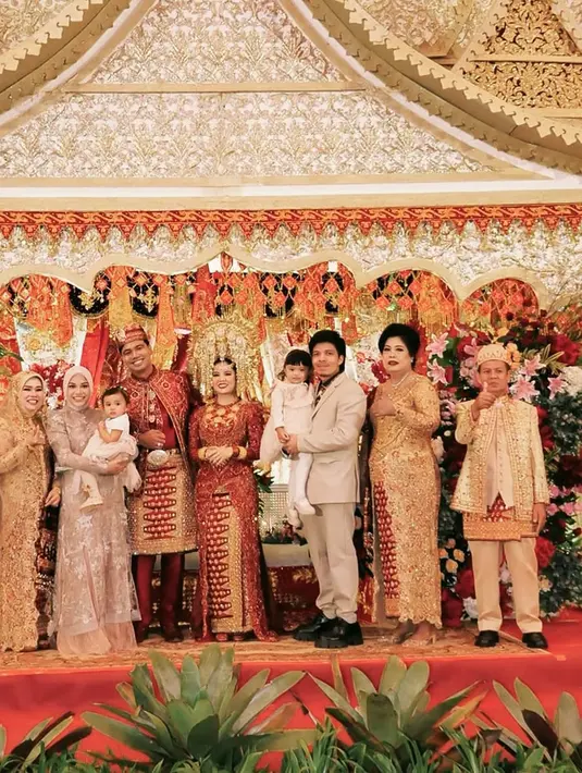 Aksesori lainnya pun tak kalah memukau. Gelang emas bertumpuk menghiasi kedua pergelangan tangannya, sementara kalung berlapis menambah dimensi kemewahan pada area dada. [@indahtrp].
