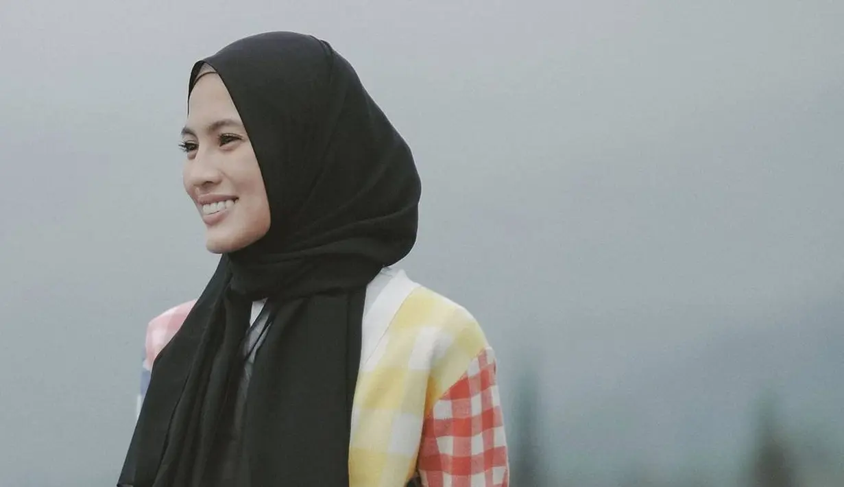 <p>Mengenakan outfit dengan multiblock menjadi pilihan untuk menunjukkan statement tertentu. Alyssa Soebandono pun percaya diri dengan atasan multiblock-nya dengan hijab dan celana hitam. (instagram/ichasoebandono)</p>