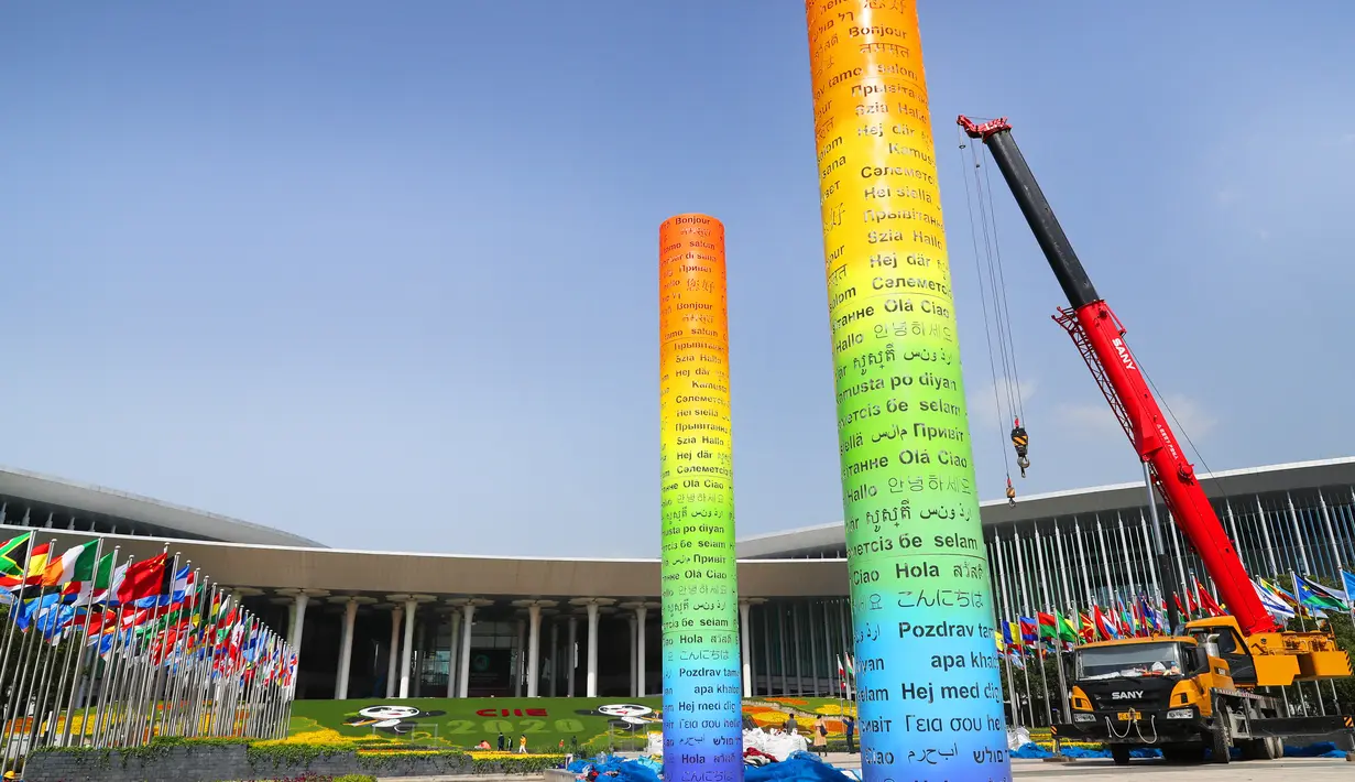 Kolom-kolom yang dihias dengan berbagai bahasa di lapangan selatan gedung National Exhibition and Convention Center (Shanghai), lokasi penyelenggaraan China International Import Expo/CIIE ketiga, di Shanghai pada 23 Oktober 2020. Pameran CIIE ketiga akan dimulai pada 5 November. (Xinhua/Fang Zhe)
