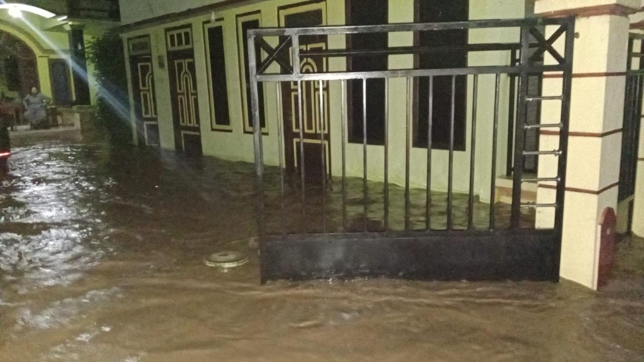 Banjir bandang rendam rumah warga situbondo dengan ketinggain 1 hingga 2 meter (Istimewa)