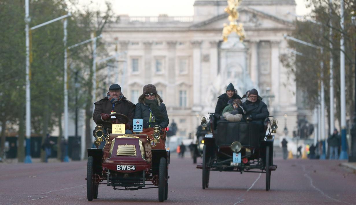 Iringan rombongan peserta yang mengendarai mobil klasik saat mengikuti tur tahunan dengan mobil veteran dari London ke Brighton di London, Inggris (6/11). Lebih dari 400 mobil klasik ikut memeriahkan acara tahunan ini. (Reuters/Neil Balai)