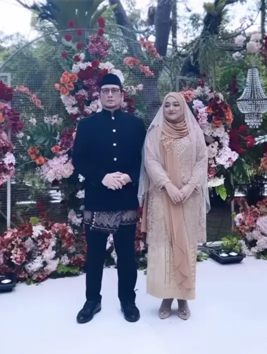 Untuk busana akad, Cindy tampil serba coklat dengan kebaya lace dipadukan kain sebagai bawahannya. @nandito_photography.