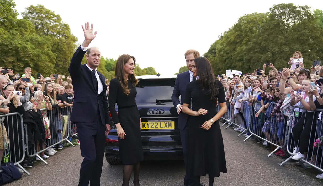 Pangeran William dan Kate Middleton tampak asyik ngobrol dengan Pangeran Harry dan Meghan Markle. (Foto: Kirsty O'Connor/Pool Photo via AP)